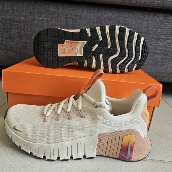 Nike Metcon 6 SE. Cream and Pink Sneakers. Size 5.5 - Picture 3 of 5